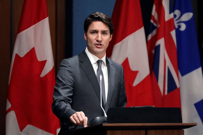 De Canadese premier Justin Trudeau zet twee oud-ministers en vertrouwelingen uit de fractie van zijn partij.