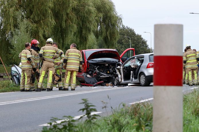 Twee auto's botsten frontaal in de bocht tussen de rotonde bij Bant en het A6-viaduct.