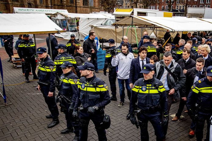 Wilders werd goed omringd door talrijke politieagenten.