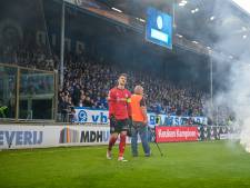 FC Den Bosch-aanhang verpest afscheidsfeestje Siem de Jong met vuurwerk op het veld