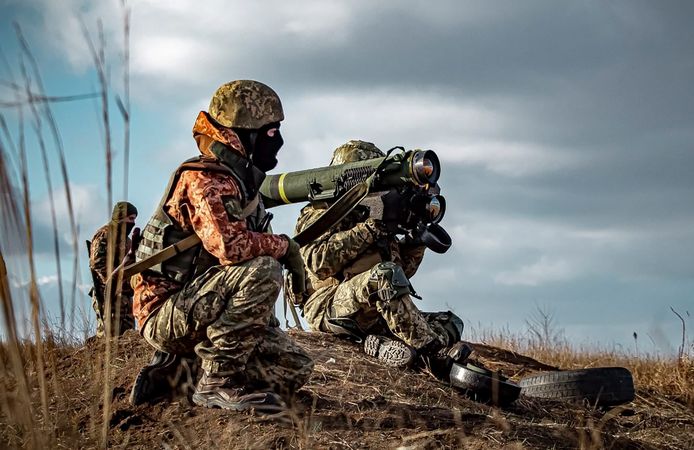 Oekraïense soldaten met een Amerikaanse Javelin-raket tijdens een militaire oefening in Donetsk. Archiefbeeld van 23 december.