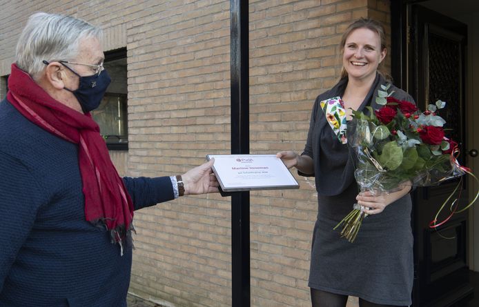 In 2020 bezorgde Andre Boersma de Jan Schaeferprijs thuis bij Martine Veneman, die zorgt dat kinderen uit arme gezinnen via de voedselbank een sinterklaascadeautje krijgen.