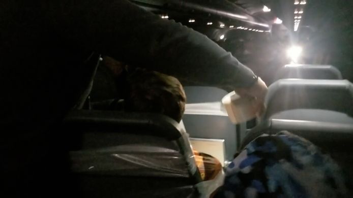 Agressieve passagier vastgebonden met ducttape