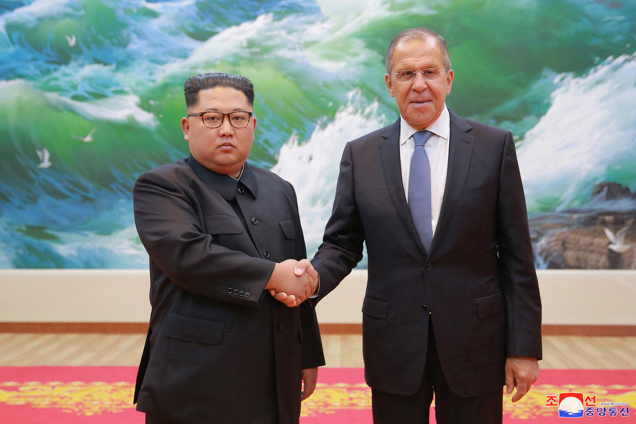 Kim Jong-un schudt de hand van de Russische minister van Buitenlandse Zaken, Sergej Lavrov.  Beeld EPA