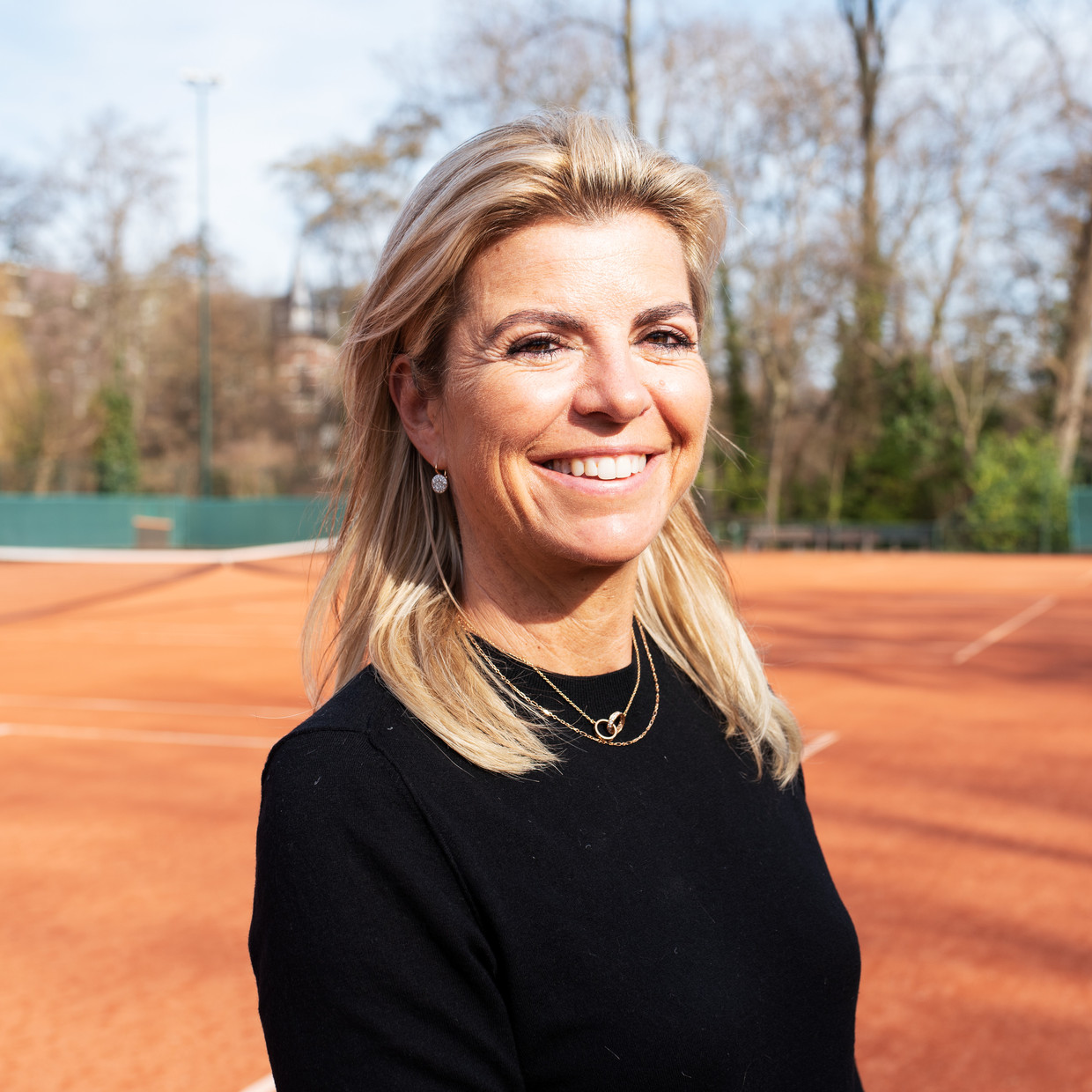 Directeur Hélène Hoogeboom van Renewaball bij de tennisbaan in het Amsterdamse Vondelpark. Beeld Sabine van Wechem