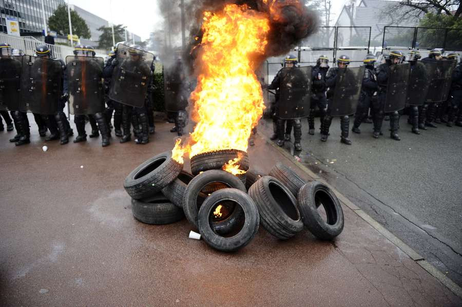 жечь покрышки. жечь резину. резина жгут. жечь покрышки. покрышки горят протест.