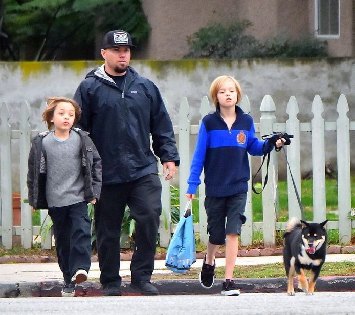 Shiloh en Knox Jolie-Pitt in het gezelschap van hun bodyguard tijdens een wandeling in Los Angeles.