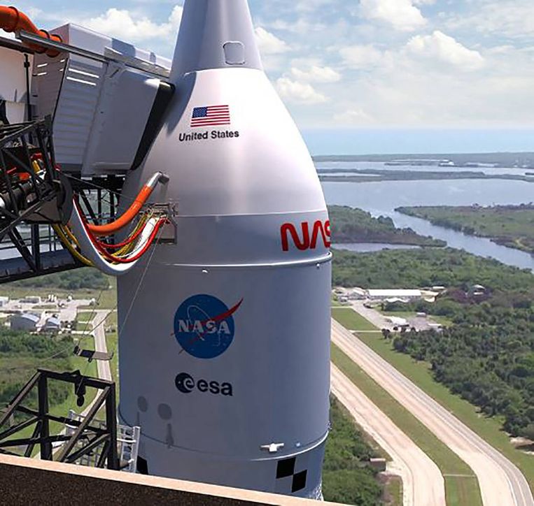 Orion, de eerste fase van het nieuwe Amerikaanse maanprogramma, is hier te zien op de nieuwe draagraket SLS. Beeld NASA