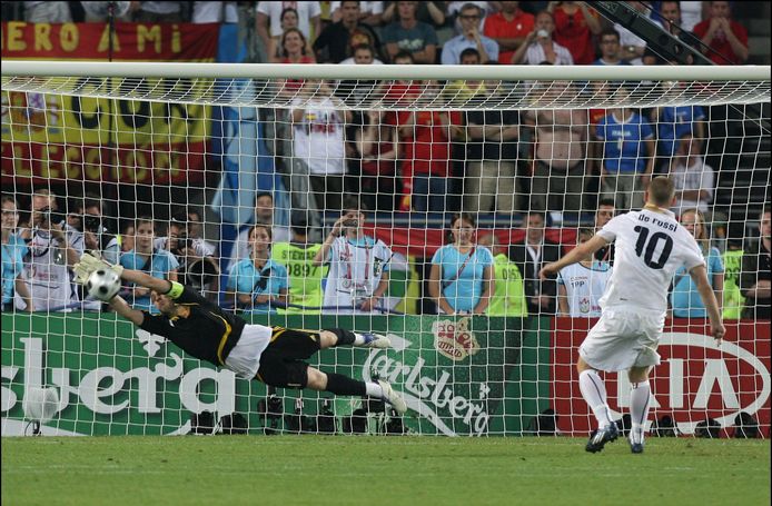 Casillas stopt de strafschop van Daniele De Rossi (kwartfinale Euro 2008)