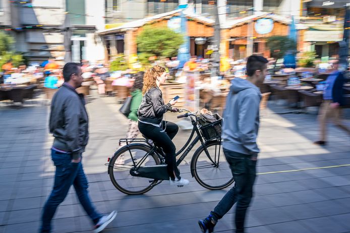 Veel fietsers snijden de route tussen de Coolsingel en de West-Kruiskade af door over het Stadhuisplein en de Korte Lijnbaan te rijden, dwars door het voetgangersgebied.