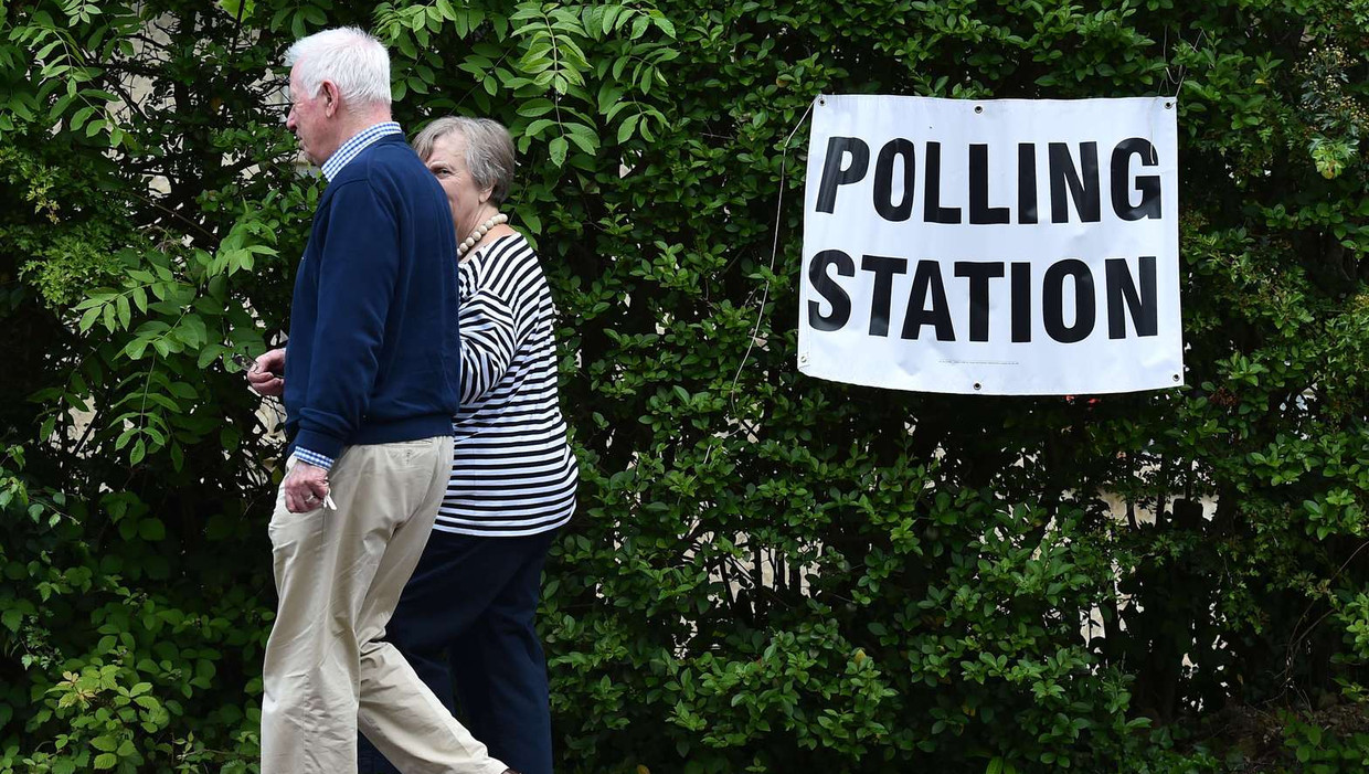 Ook de Britten stemmen vandaag, zoals hier bijvoorbeeld in Royal Tunbridge Wells, ten zuiden van Londen. Beeld afp