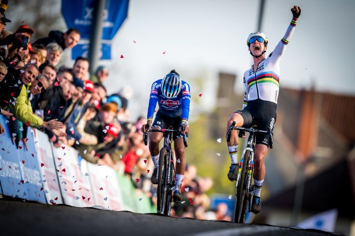 'Gelukkig heb ik dit seizoen al één cross gewonnen'. En hoe. Op haar 35ste juicht Marianne Vos in Kortrijk alsof ze zojuist als tiener haar eerste wedstrijd ooit wint. Ceylin Alvarado buigt deemoedig het hoofd.