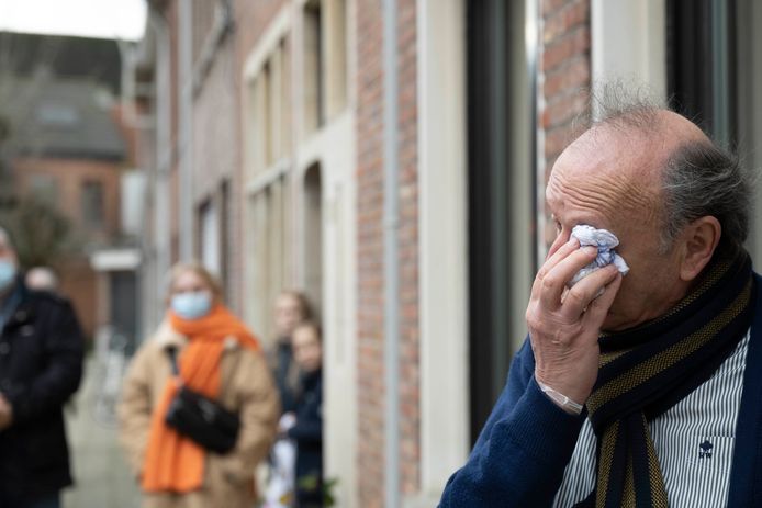 Een delegatie van stadspersoneel, politie en brandweer bracht afscheidnemend Liers burgemeester Frank Boogaerts een verrassingsbezoek.