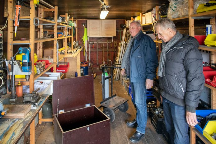 Willem van Kleef (rechts) en Dick van Roekel bij de leeggeroofde materiaalcontainer van VV Bennekom.