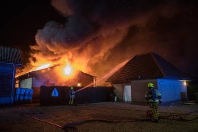 Aannemer Henk is al zijn machines kwijt door grote brand in loods: ‘Alleen de bus heb ik nog’