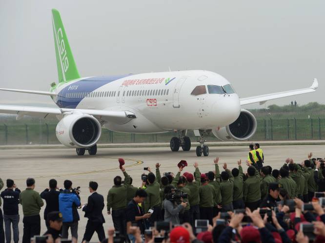 Chinese concurrent van Boeing en Airbus voert eerste passagiersvlucht uit