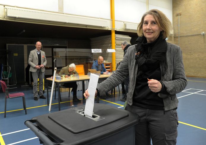 Lijsttrekker Frances Oreel laat haar stembiljet in de stem-emmer glijden.