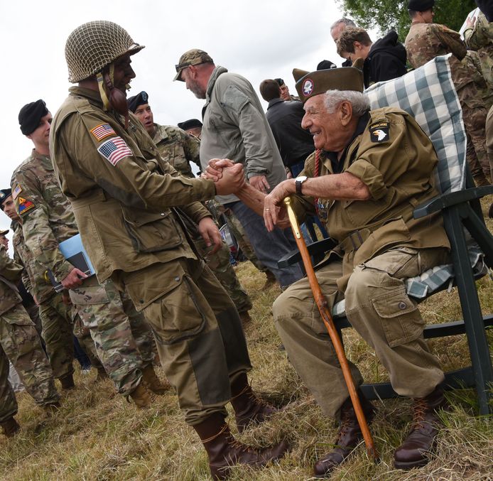 Vieringen voor de 75ste verjaardag van de landing in Normandië: Amerikaanse soldaten van de 101st Airborne Division parachuteerden op 5 juni 2019 in het Carentan Marsh, onder toeziend oog van Vincent Speranza.