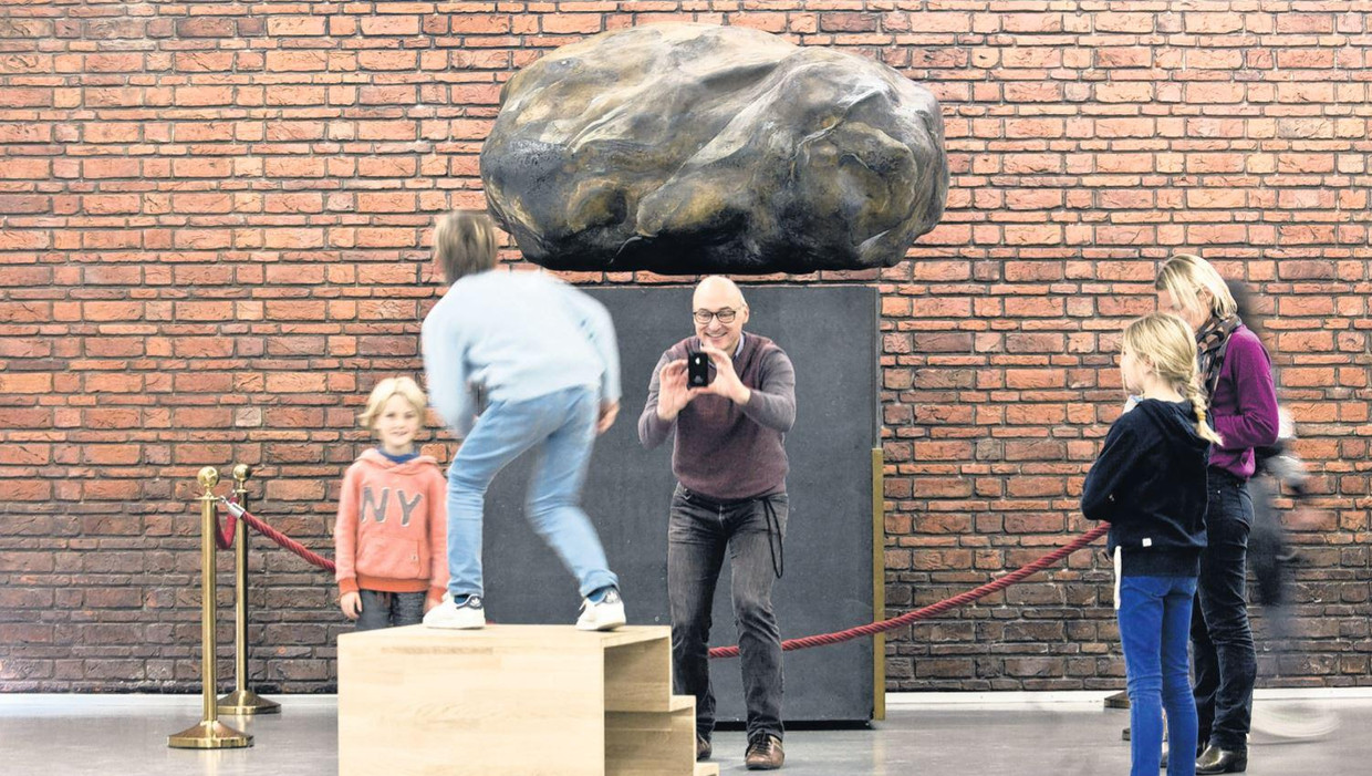 De zwevende steen van Wim T. Schippers in het Boijmans Van Beuningen in Rotterdam Beeld Otto Snoek