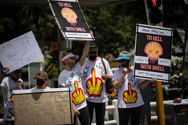 Milieuactivisten van Extinction Rebellion protesteren bij een garage van Shell in Johannesburg, Zuid-Afrika.  Beeld EPA