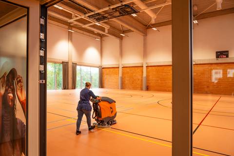 Rondleiding door het nieuwe gebouw P op Campus Drie Eiken van de Universiteit Antwerpen. Sporthallen, sportstudio en foodhall. Portretten van Luc De Backer - Projectcoordinator, Nils Van de Velden - Coördinator Sportdients, Inge Denecker - Projectcoördinator bouw, Catherine Ongenae - Domeincoördinator Komida-koventa-sport-cultuur-studentenleven. ©Tessa Kraan