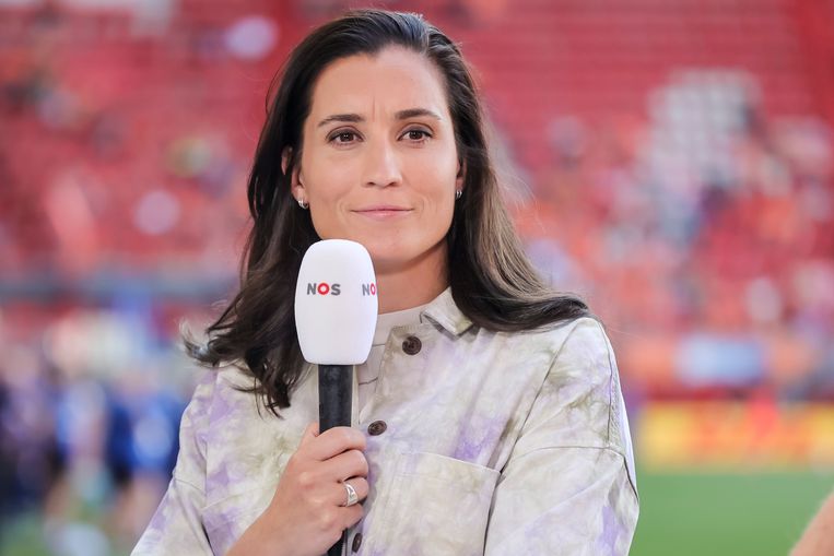 Oud-voetbalster Leonne Stentler aan het werk als voetbalanalist voor de NOS rond de interland Nederland-Finland (vrouwen) vorig jaar in Enschede.  Beeld Pro Shots / Remko Kool