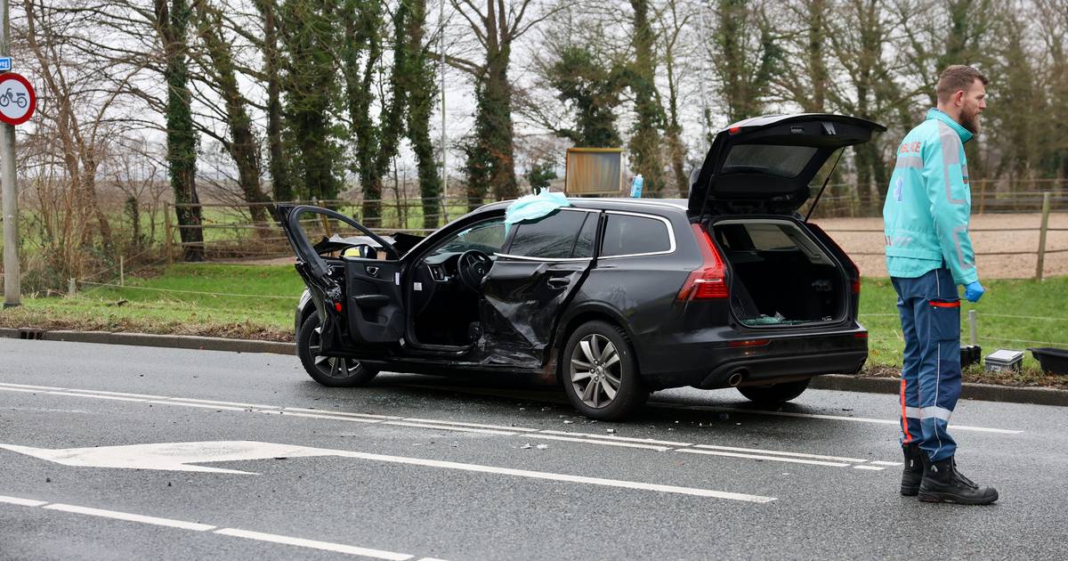 Botsing met politieauto op kruising Emmeloord: Urkerweg dicht, politiemensen lichtgewond.