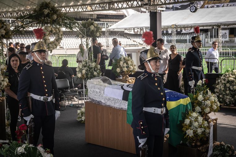 Pelé ligt opgebaard in het stadion. Beeld Nicola Zolin