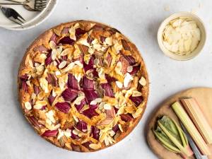 Wat Eten We Vandaag: Rabarbercake met ricotta en amandelschaafsel