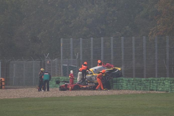 Boonen (uiterst links in beeld) crashte op het circuit in Assen.