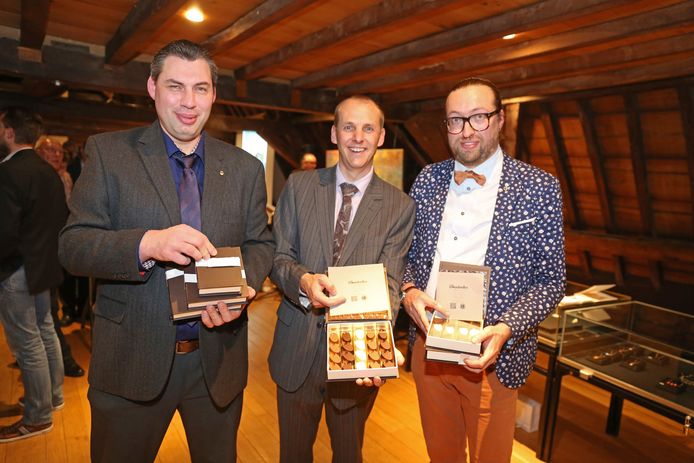 Tony Mergan, Carlos Meersman en Jeroen Luypaert stellen de nieuwe praline voor.