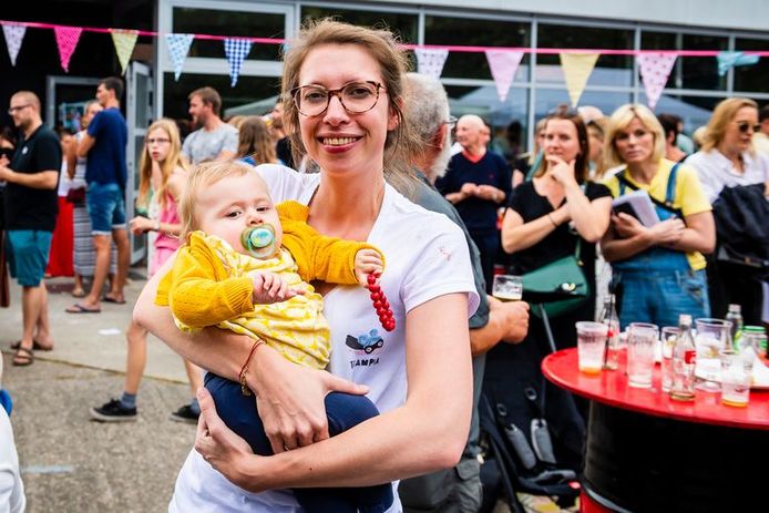 Baby Pia met mama Ellen.