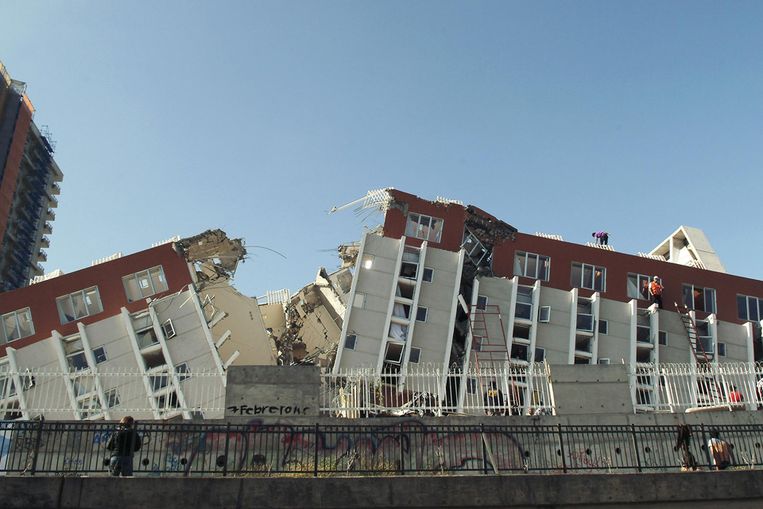 Een appartementencomplex in Concepcion is door de aarbeving in Chili in tweeÃ«n gescheurd. (Reuters) Beeld 