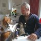 Sander Kollaard voelt diepe liefde voor zijn hond. En dat heeft een keerzijde