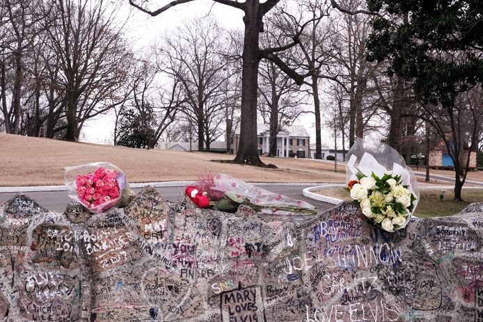 Fans flock to pay their respects to Lisa Marie Presley at Graceland.