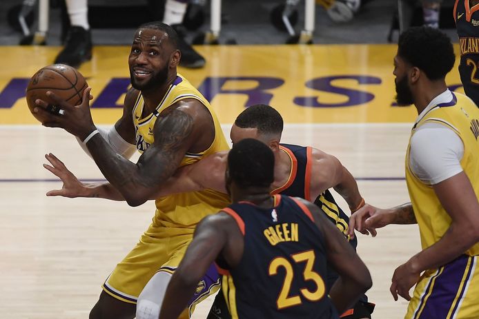 LeBron helpt Lakers met wanhoopsschot alsnog aan plaats in ...