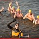 Nederlandse Elfstedenzwemmer na 195 kilometer als een volksheld onthaald: ‘Een echte winnaar’