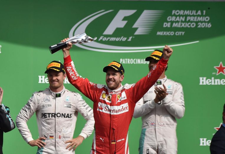 Sebastian Vettel viert de derde plaats op de Grand Prix van Mexico, later werd deze hem afgenomen nadat hij tien seconden straftijd kreeg. Beeld afp