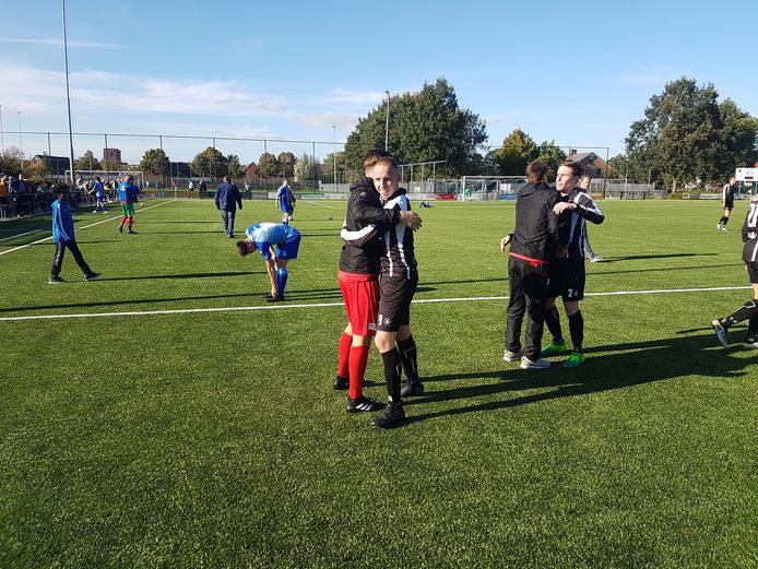 Nico Veldman buigt na het laatste fluitsignaal en moet toezien hoe Sparta feest viert.