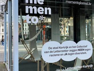 Vandalen krassen gezicht met hoofddoek weg op glazen kiosk, Mementofestival rekent af met vandalisme en racisme