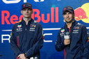 Max Verstappen en Sergio Pérez tijdens de presentatie van zijn nieuwe Red Bull RB 19.