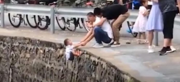 pour prendre une belle photo, il risque la vie de son fils en le suspendant dans le vide.