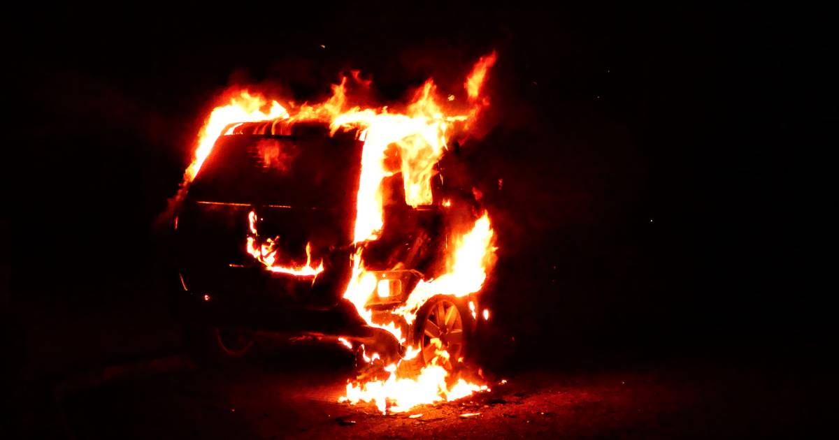 Auto brandt bijna volledig uit in Oss, politie vraagt om camerabeelden