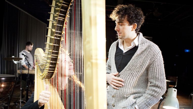 Theatermaker Bo Tarenskeen tijdens de repetitie van zijn nieuwe opera over vrije wil Beeld Io Cooman
