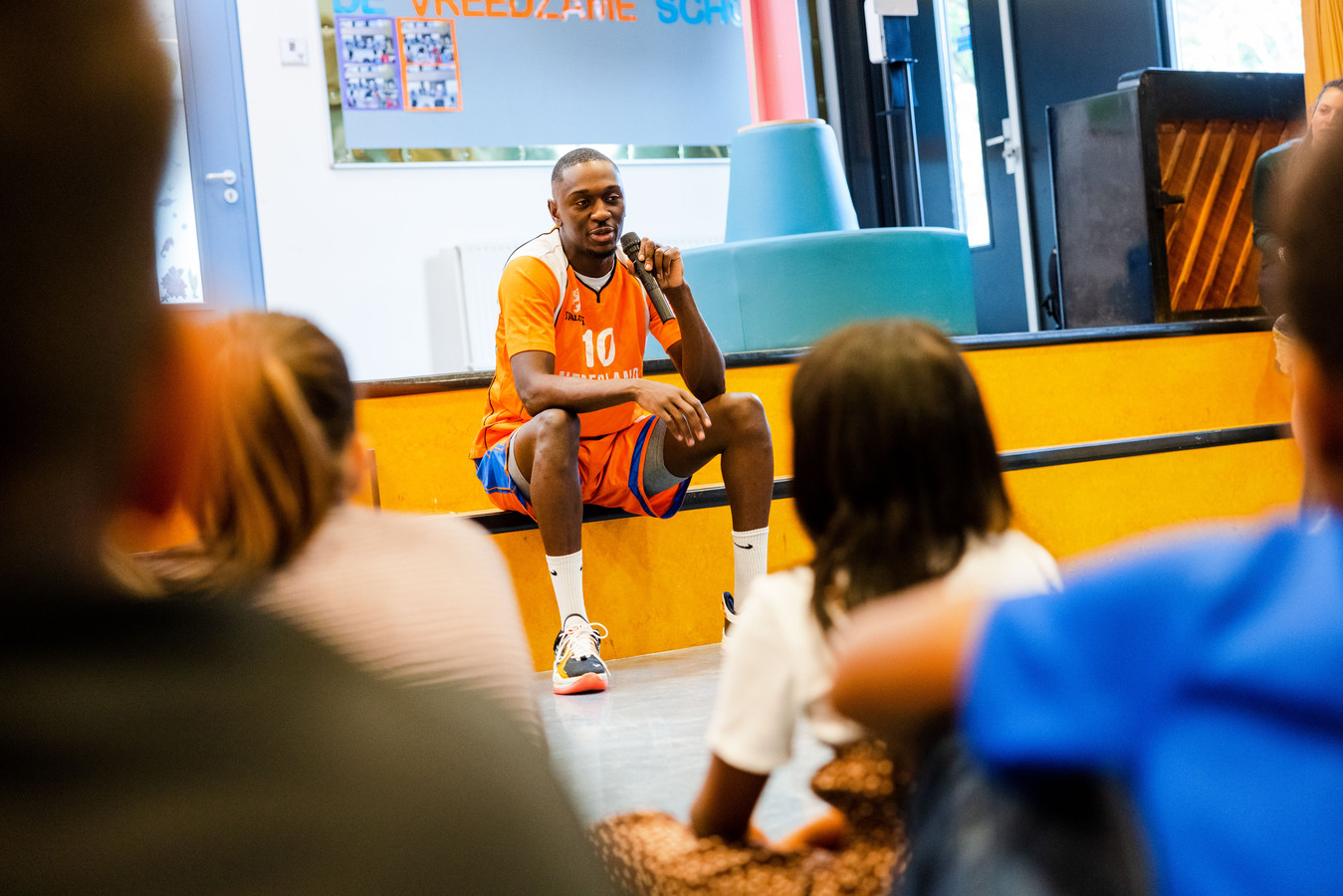 Profbasketballer Nené Kiameso, oud-leerling van De Vlashof, opent Try Out Sports. Hij vertelt de kinderen over hoe hij zo ver is gekomen in de sport.