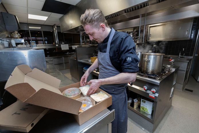 Chef Chris Hoekstra van Thym by Parkzicht stelt een dinerbox samen.