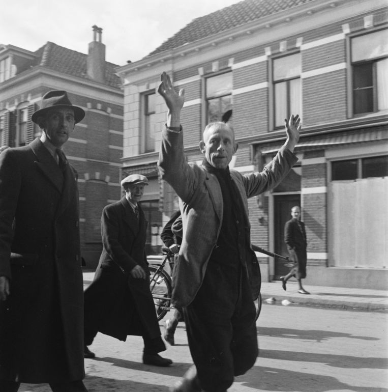Een collaborateur wordt opgebracht, Hengelo, 3 april 1945. Beeld Nationaal Archief