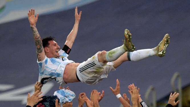 De beelden | Uitzinnige Messi danst met beker in Argentijnse kleedkamer