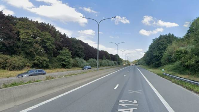 Half uur file op A12 richting Antwerpen vanaf Wilrijk: stilstaand voertuig ter hoogte van Antwerpen-Zuid