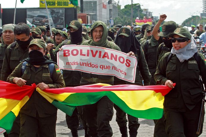 “Bolivianen, meer verenigd dan ooit”, leest een slogan van een demonstrerende agent.